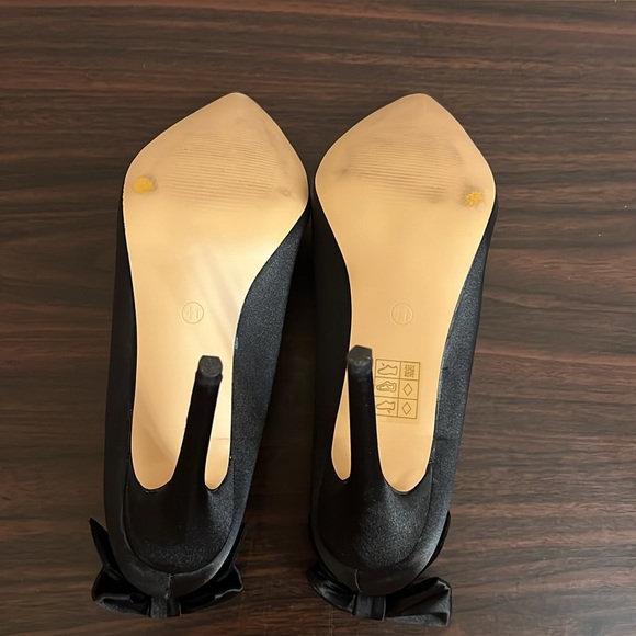 Black Satin Like High Heels with Bow Size 9 - Picture 5 of 9